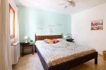 Schlafzimmer mit Doppelbett und Heizung