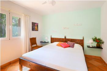 Schlafzimmer mit Doppelbett