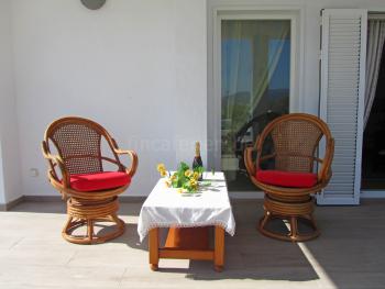 Überdachte Terrasse mit Sitzgruppe