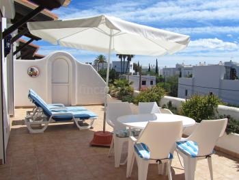 Terrasse mit Essplatz und Sonnenliegen