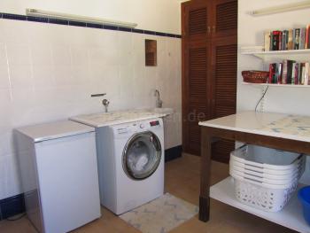 Hauswirtschaftsraum mit Waschmaschine