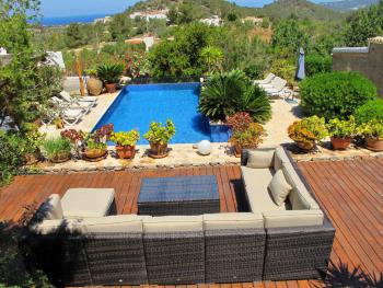 Pool und Terrassen mit Panoramablick