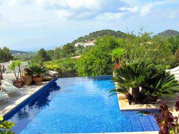 Finca mit Pool und Panoramablick