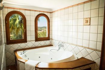 Bad en Suite mit Wanne (Whirlpool)