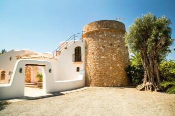 Große, strandnahe Finca mit Turm