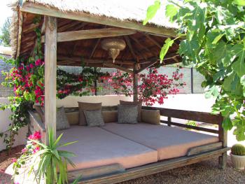Relaxen im gemütlichen Bali-Bett